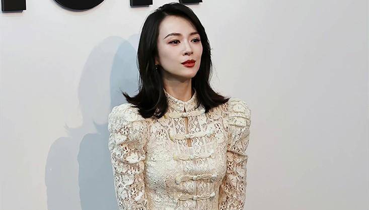 43岁章子怡用力过猛面相变老气,大花气场碾压众女星_套装_造型_姐姐