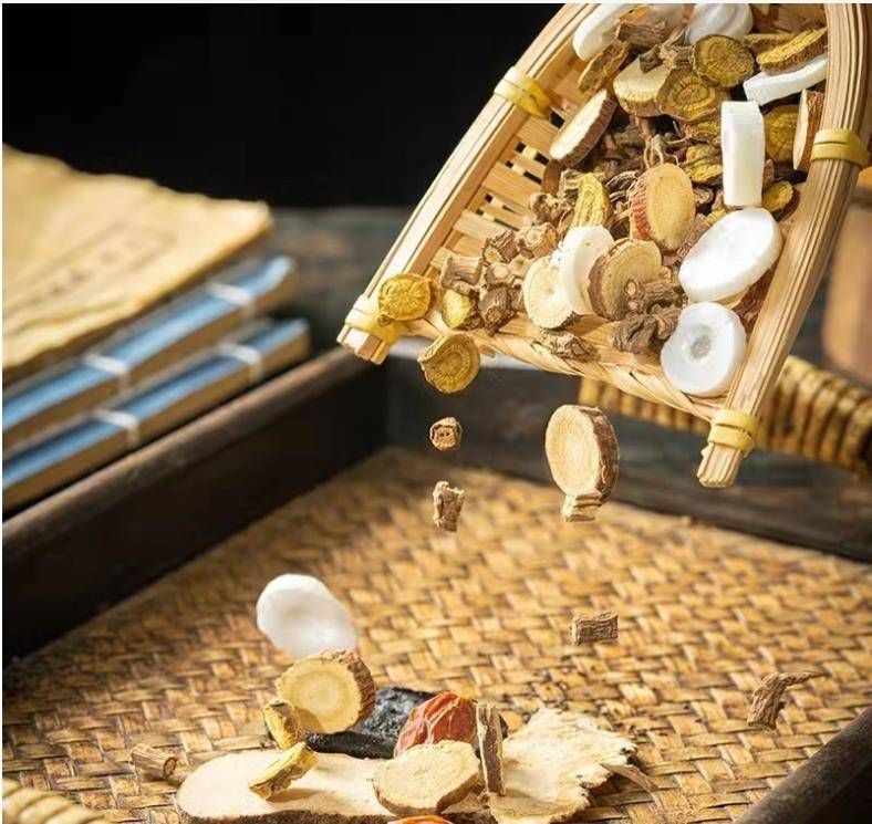 宣痹汤全方由防己,杏仁,滑石,连翘,山栀,薏苡仁,半夏,蚕沙,赤小豆等