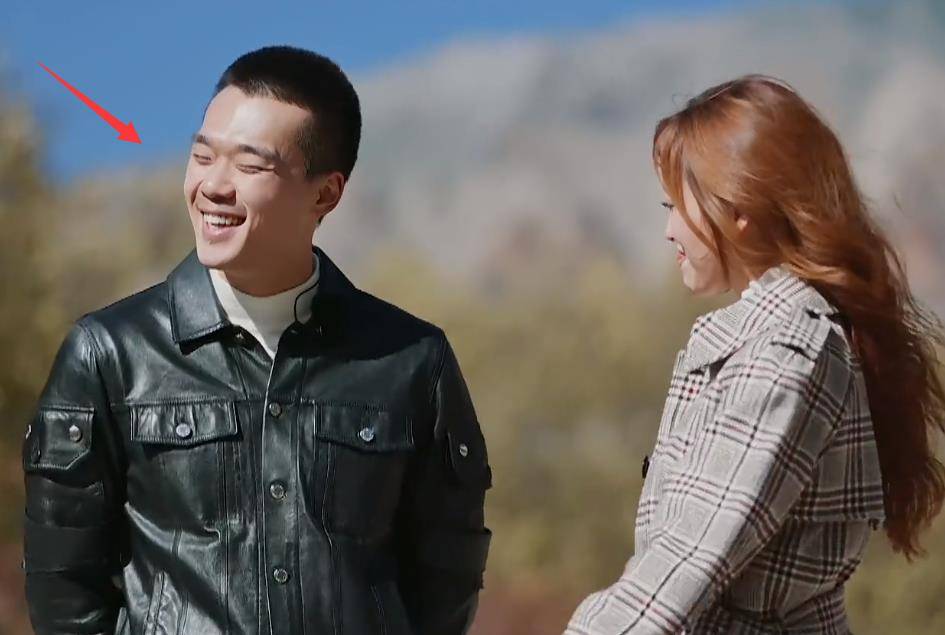 意外 的是金莎 居然先伸出 两个 胳膊 要 和 对方 拥抱 , 耿 斯 汉