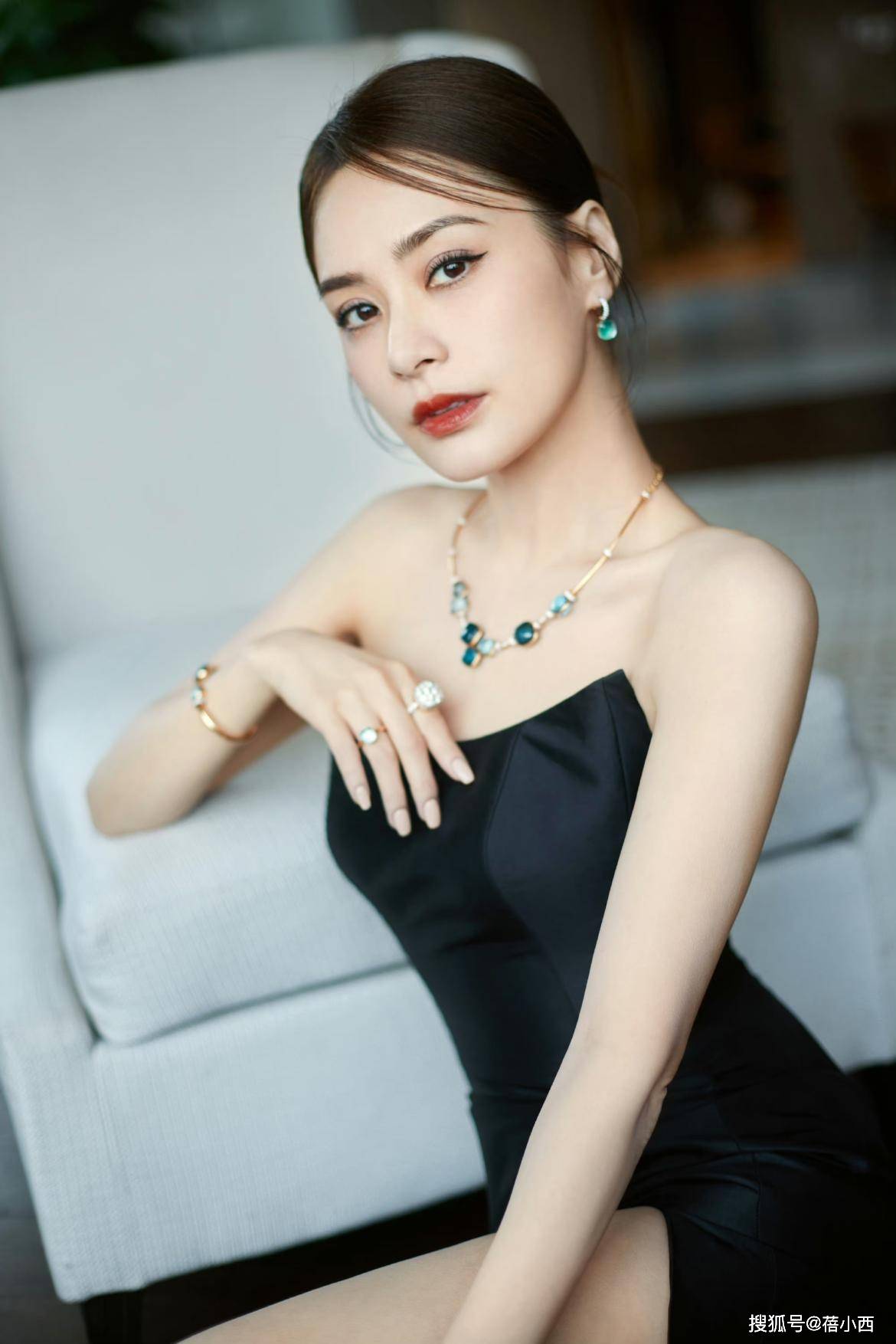 钟欣潼瘦下来更美了，穿黑色连衣裙贵气优雅，完全看不出42岁-搜狐大视野-搜狐新闻