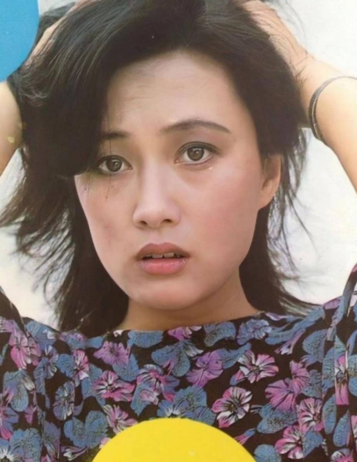 的外形,也让她成为了挂历女神,与珠影厂的其他几位女演员并称七朵金花