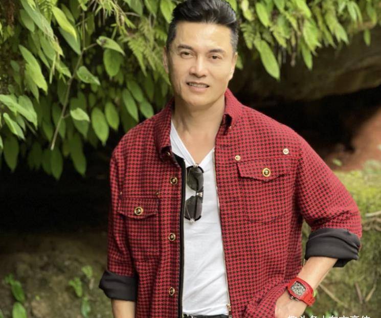 61岁何家劲现身商演,戴百万名表太奢侈,曾被质疑对工厂工人抠门_网友