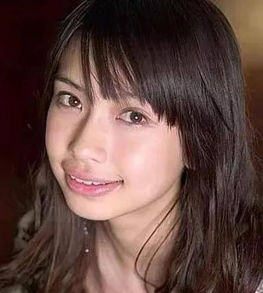 从网上的照片来看,出道前的杨颖不仅长着一副香肠嘴,还有大龅牙,跟