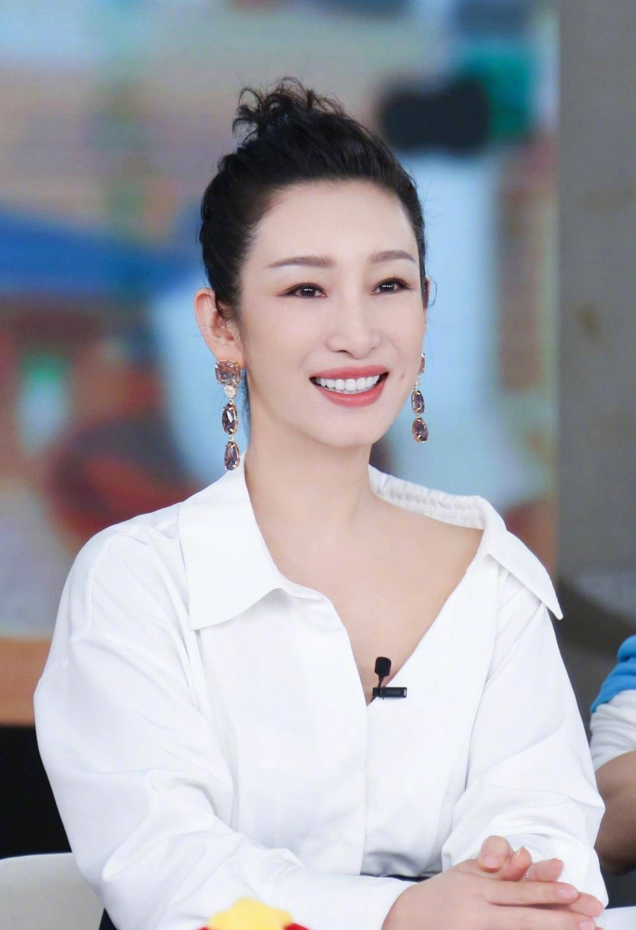 事实证明,"硅胶脸"的秦海璐,已经走上了一条"不归路"_明星_何洁_电影