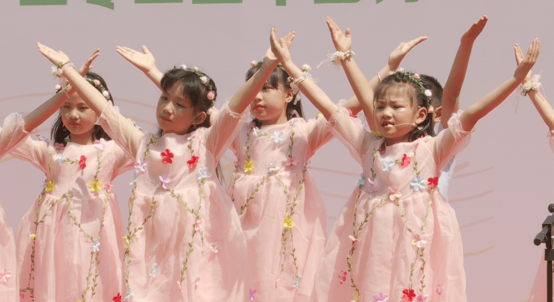 春风与童声撞个满怀 -此次合唱节比赛以班级为单位,16个班级一同