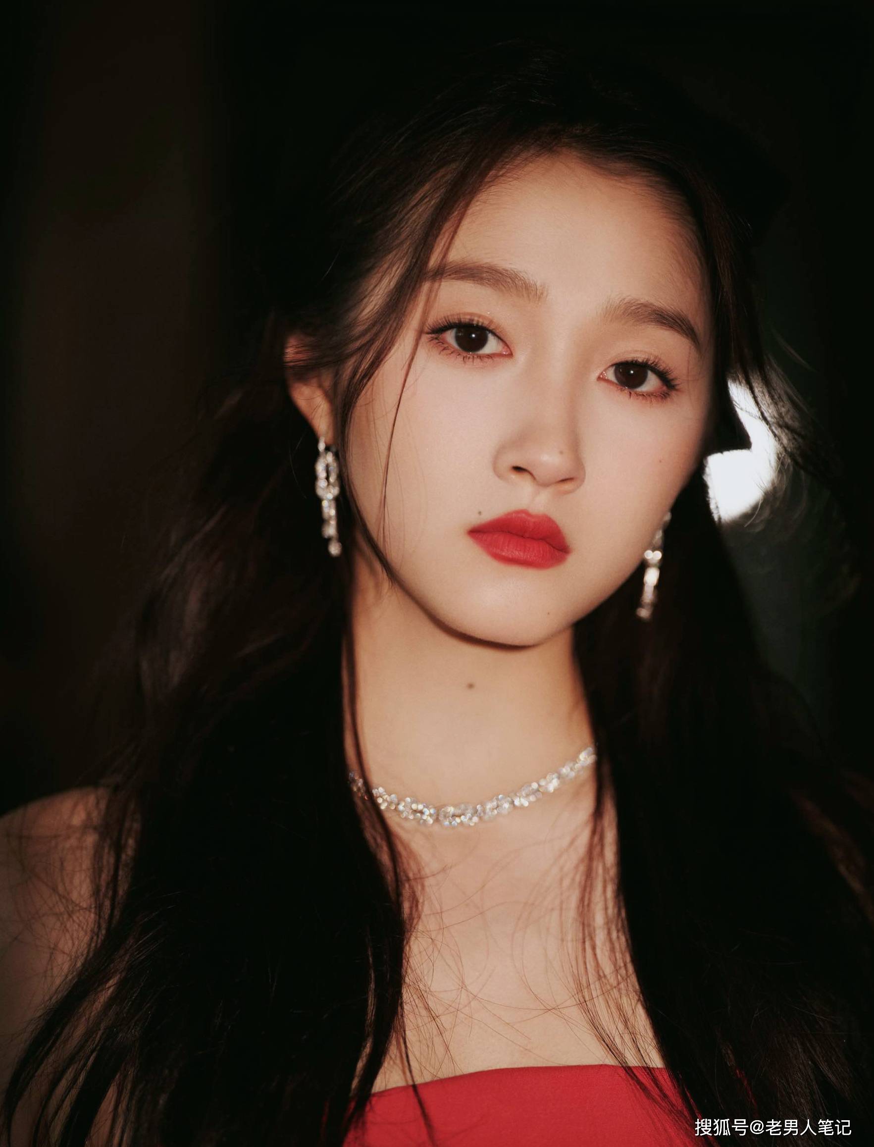 关晓彤北影节红色鱼尾裙,一抹红色明媚精致,浪漫炽热_时尚_电影节