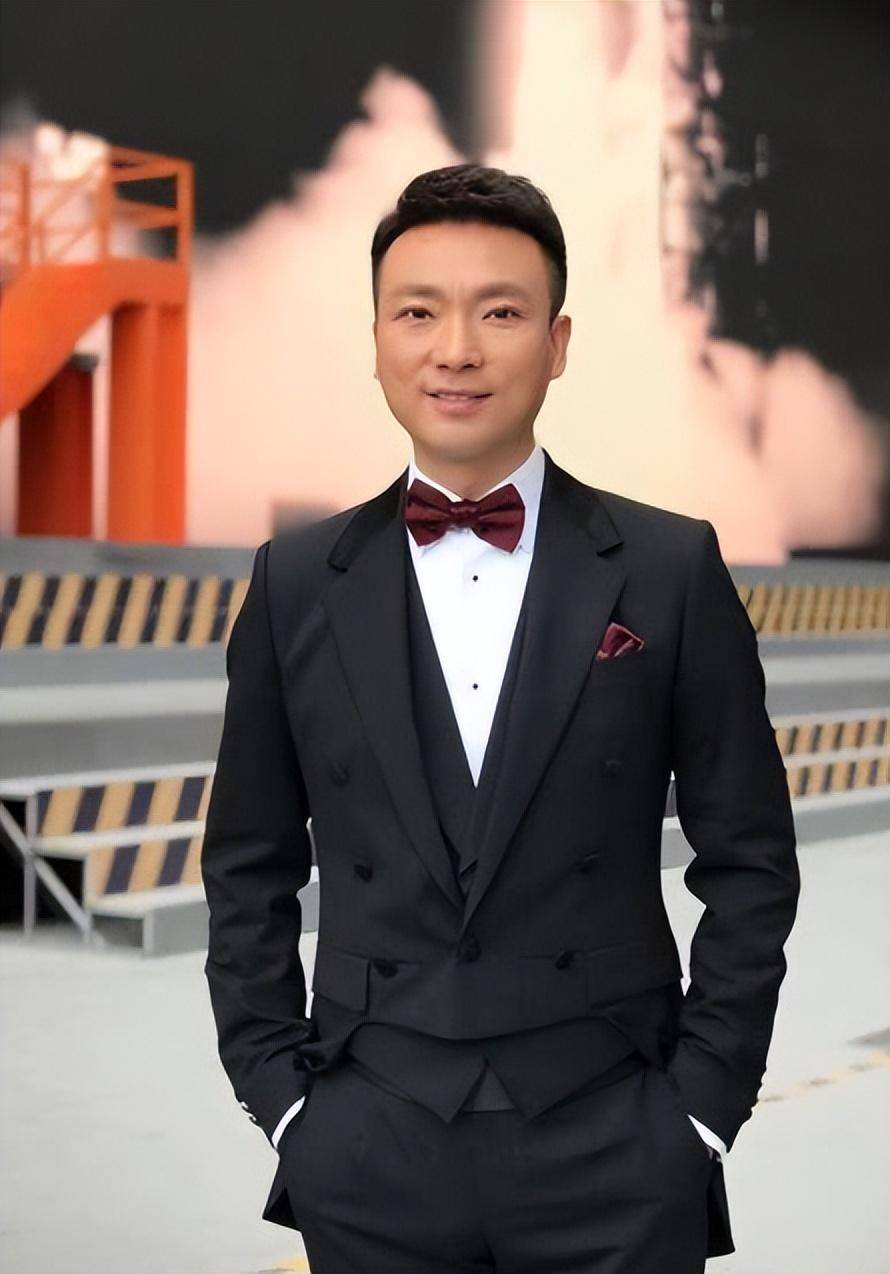 潘涛:扎根主持32年,45岁北漂进央视,播报急稿低头念稿引争议_工作