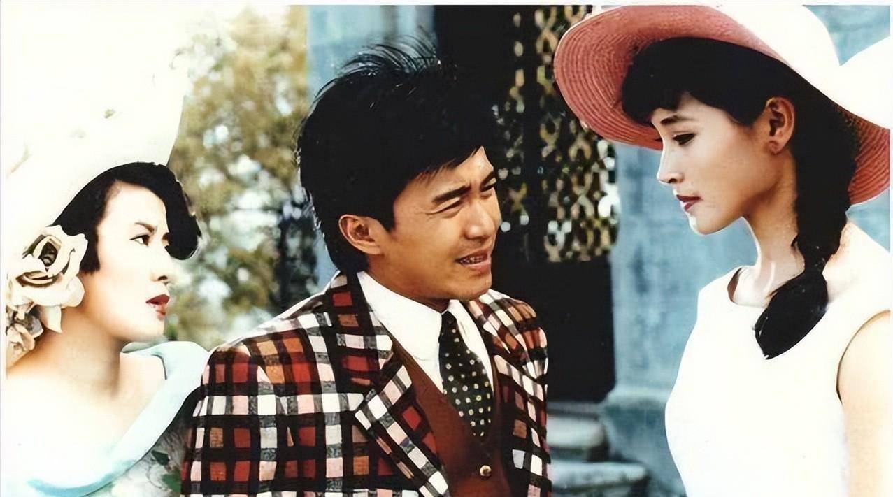 很快,方季惟的花边新闻接踵而至,其中最著名的就是"方季惟拒绝周星驰