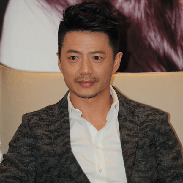 49岁段奕宏红毯生图流出,皮肤松弛似老头,曾因演技遭导演爆粗口_因为