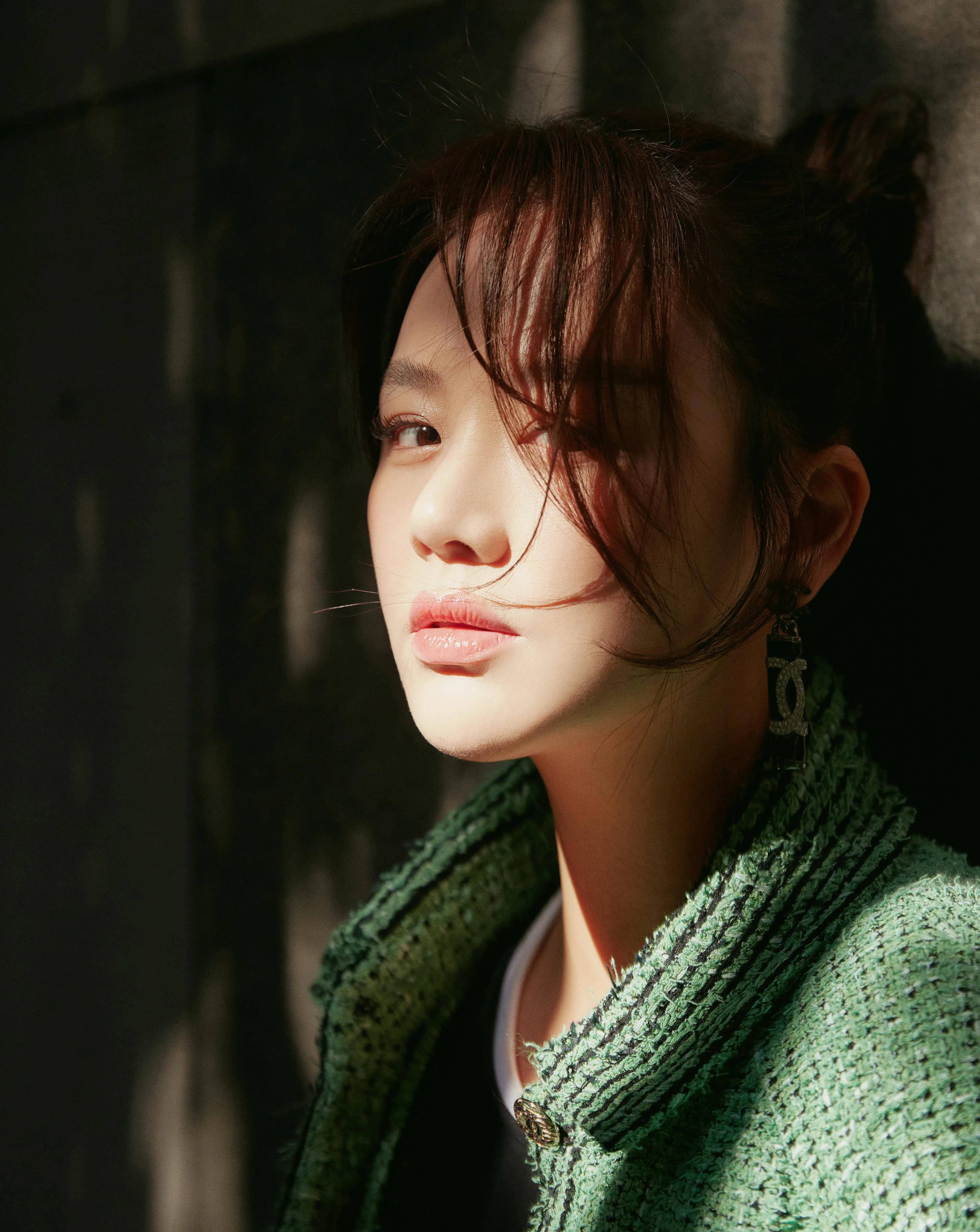 马思纯这样装扮,朋友说,不再具有青春气息,但显得高贵典雅_作品