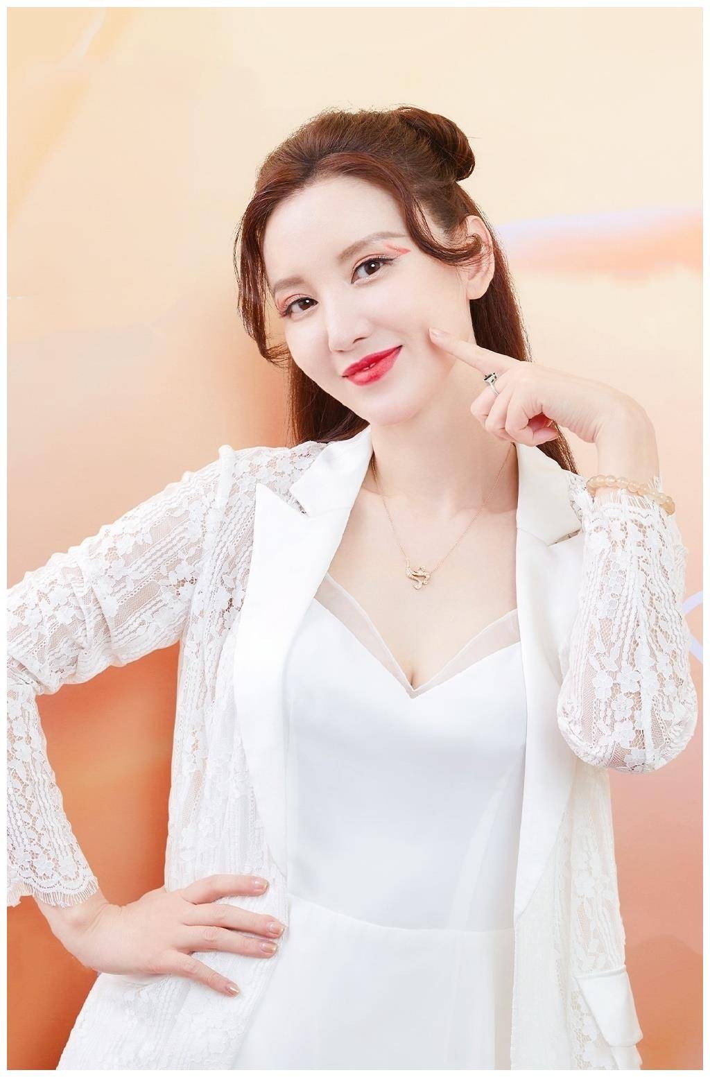 张萌拼了,深v裙肩带露出膀子,让观众的眼睛没地方放_的设计_身材_时尚