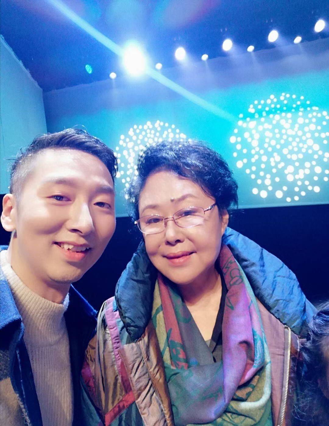 2021年底,陈亮声身体的癌细胞扩散,这让斯琴高娃泪流不止.