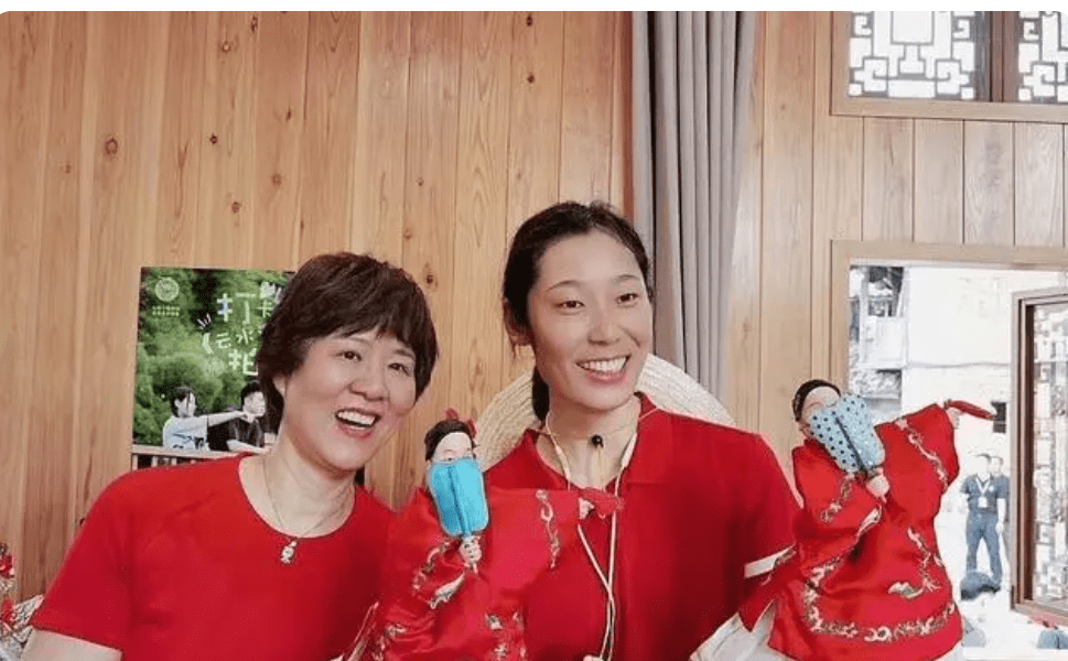 中國女排名帥郎平再度現身，師徒久別重逢回憶滿滿，穿衣別出心裁