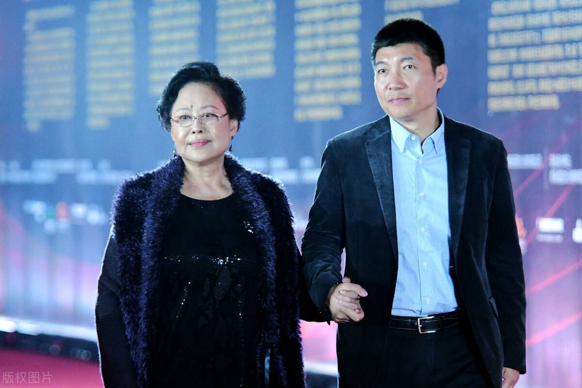 "在陈亮声的劝说下,斯琴高娃选择了回到国内拍戏.