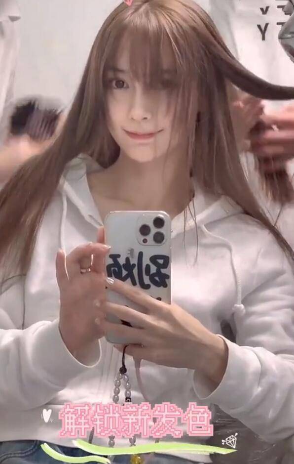 angelababy新发型堪比"整容",梳空气刘海形象大变,梦回少女样_卫衣