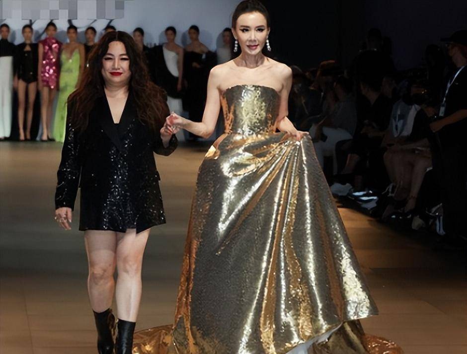 53岁萧蔷穿百万礼服走秀,面部紧致身材火辣,不婚原因被曝光_带着_生活