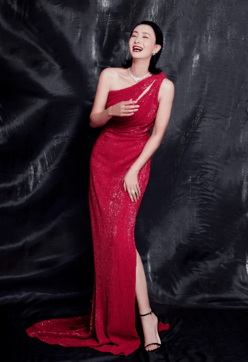 51岁陶虹穿红色开衩裙时尚时尚,越老越有气质_陶红_内心_智慧