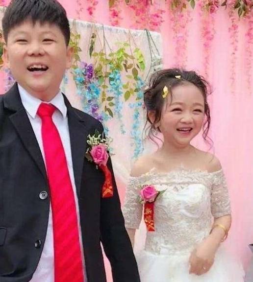 30岁拥有10岁童颜,1米3"最美袖珍女孩"结婚,父母不舍含泪送嫁_小孩子