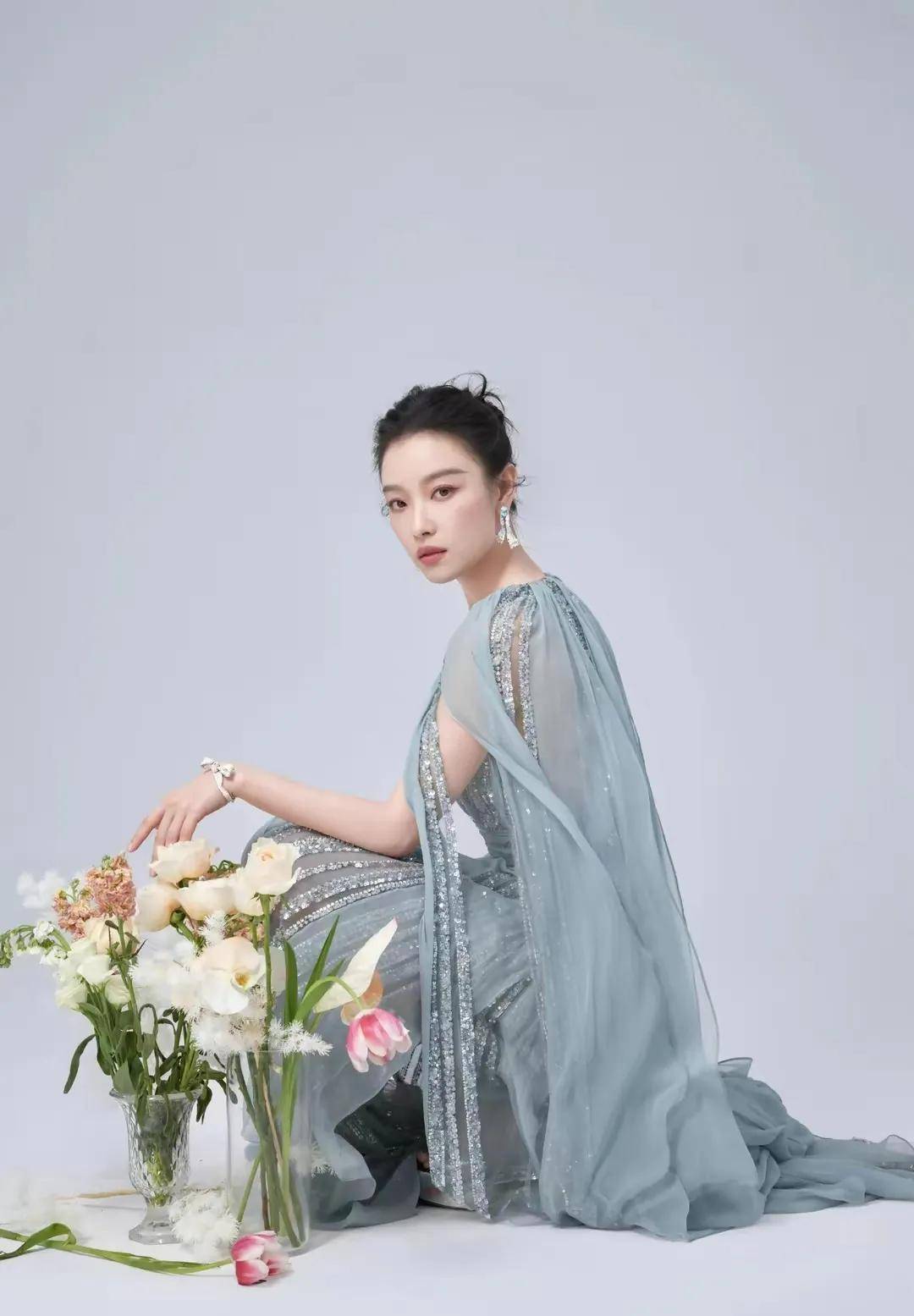 倪妮 天青色深v披风亮片礼裙 美艳动人 优雅高贵_生活_侵权_网络