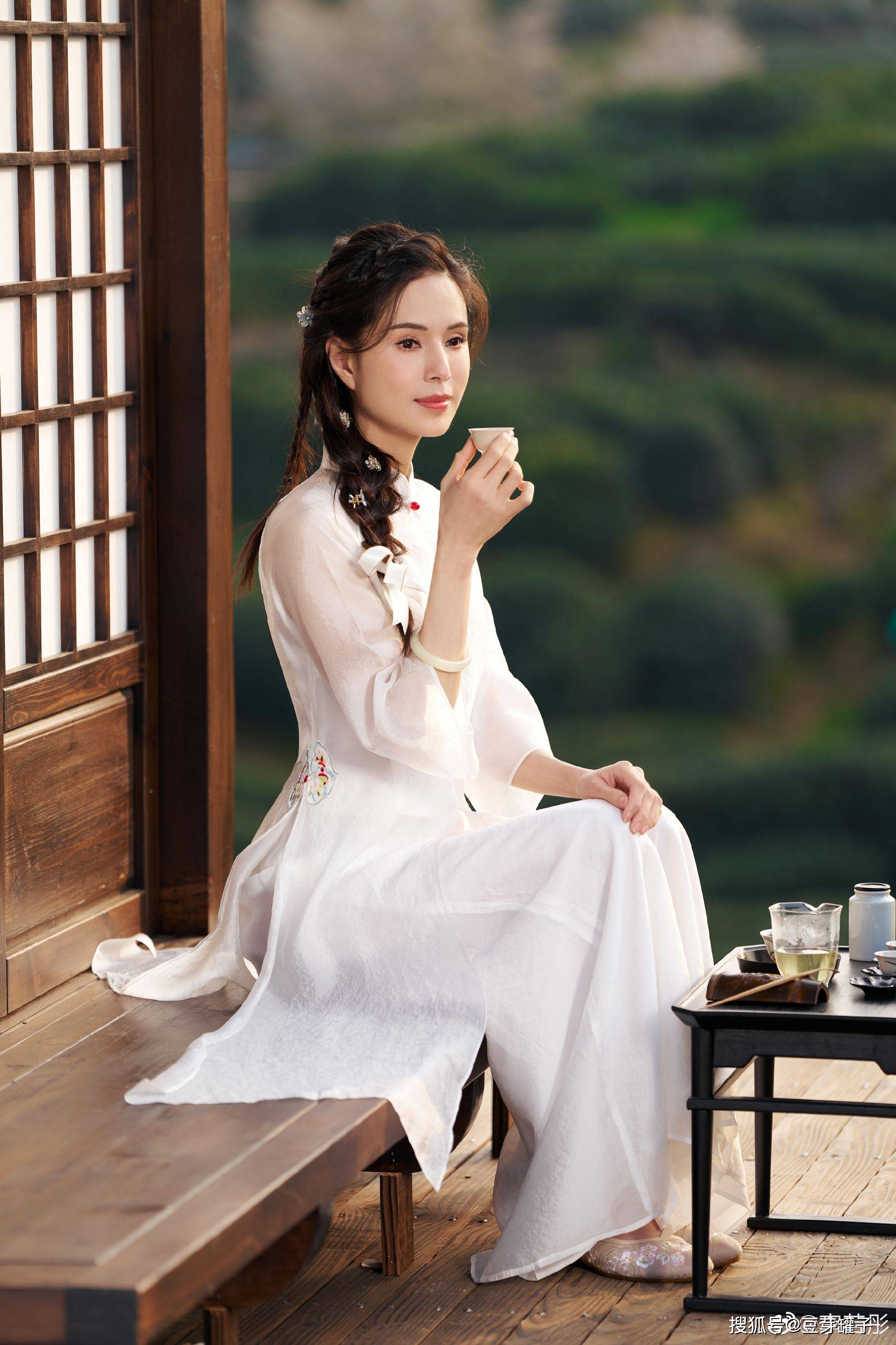 56岁李若彤再披白衣下江南,绝美仙气写真,震撼网友_姑姑_小龙女_王