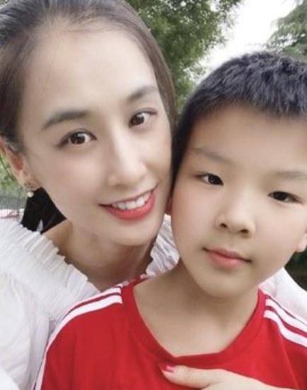 黄圣依一家三口罕同框!