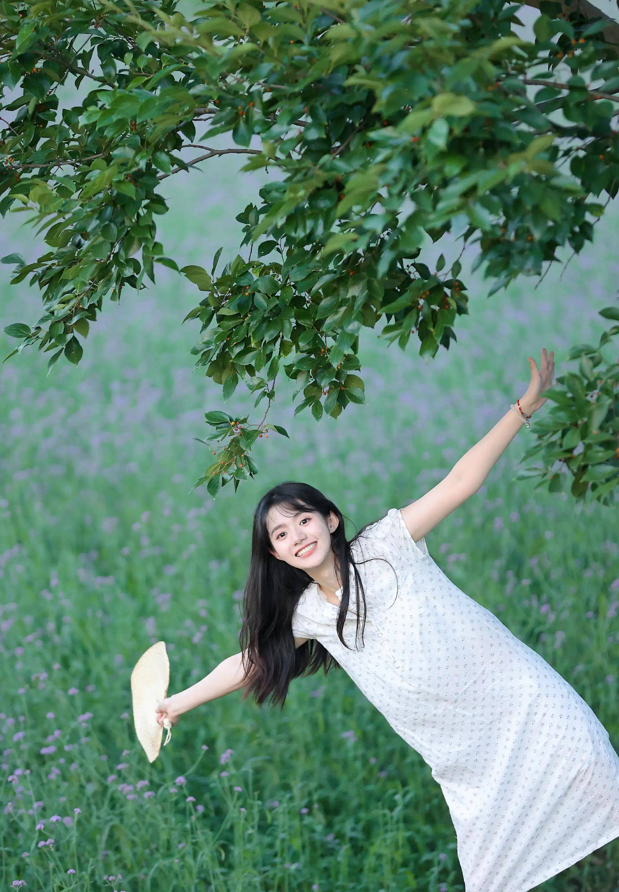 姜杉白色碎花连衣裙清纯少女形象