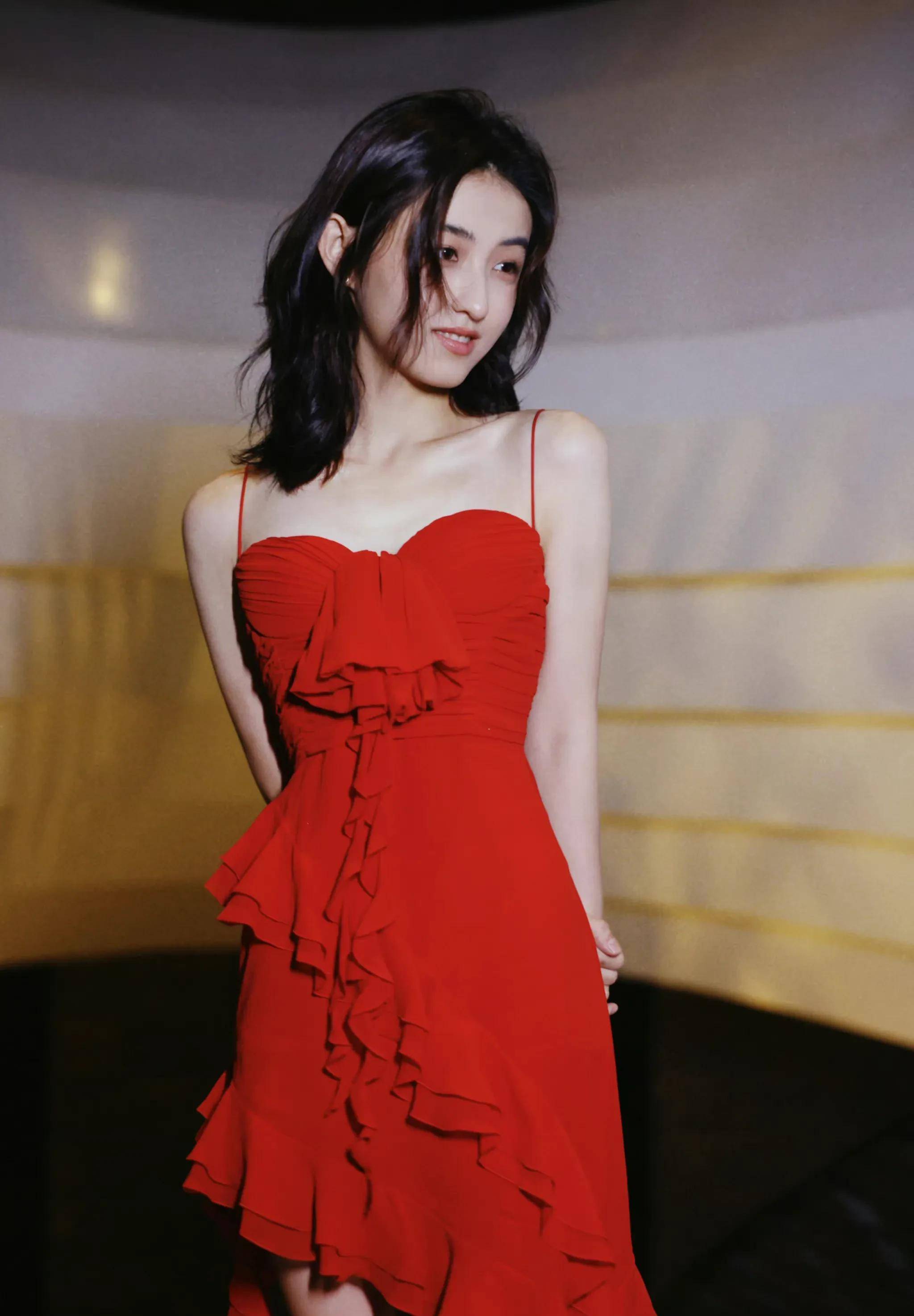 张子枫吊带红裙好惊艳,瘦太多排骨胸抢镜_感觉_妹妹_风格