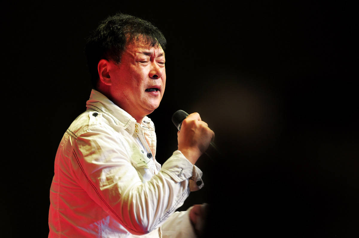 62岁迟志强现身高档酒局,众人迎接排场大,卖力献唱满脸通红_视频_电影