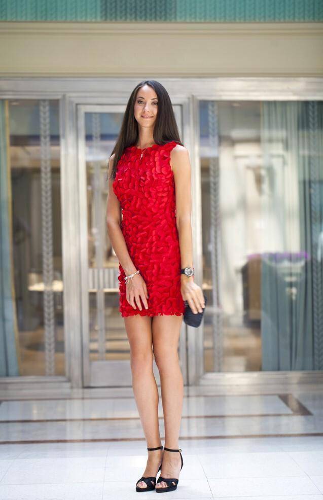 红衣外国美女,明艳大方,张扬自信的美,让人眼前一亮_衣服_本人_图片