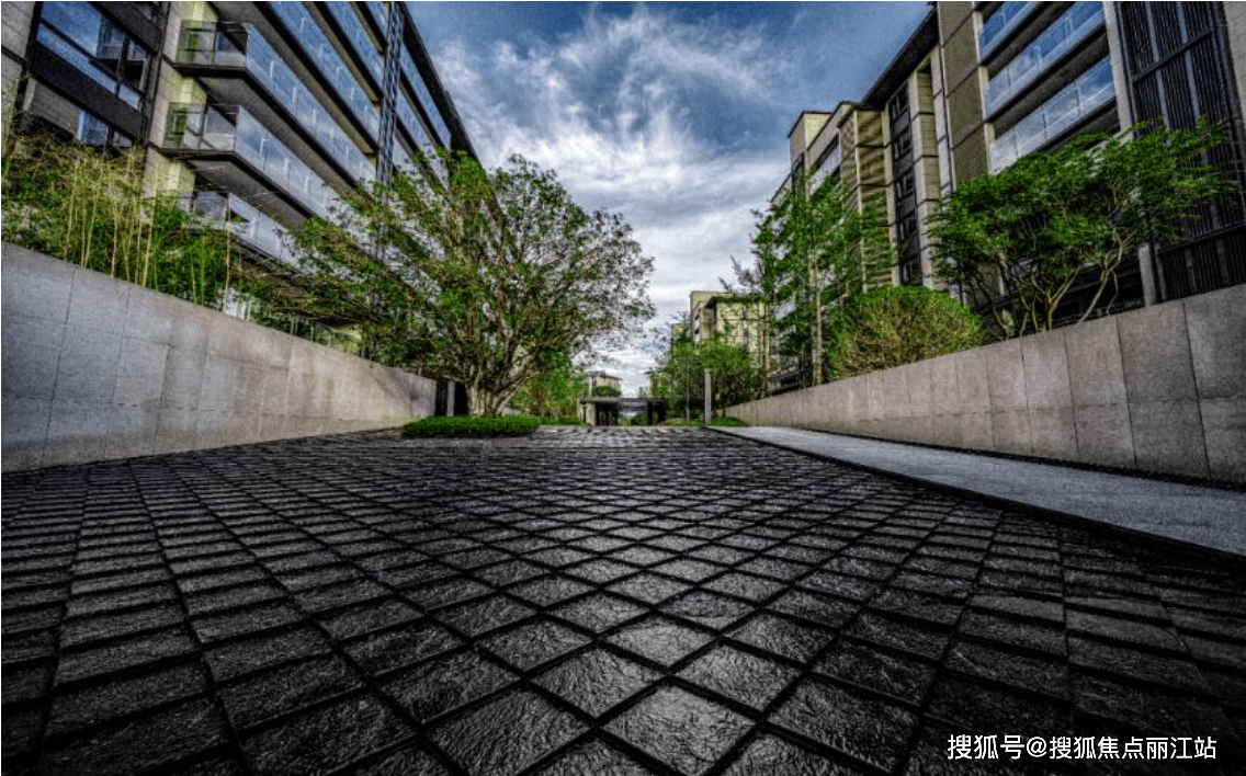 龙鳞阔瀑比如华夏四季一期,甚至对消防通道也纳入小区景观的设计