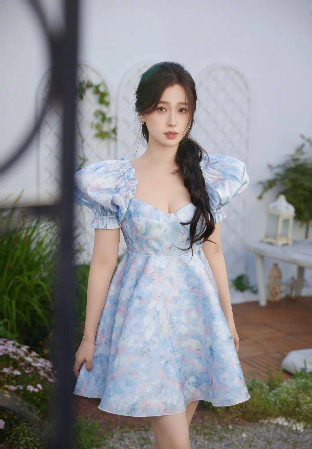 虞书欣身穿泡泡袖碎花连衣裙,娇艳而丰满的曲线美,太让人着迷了_身材