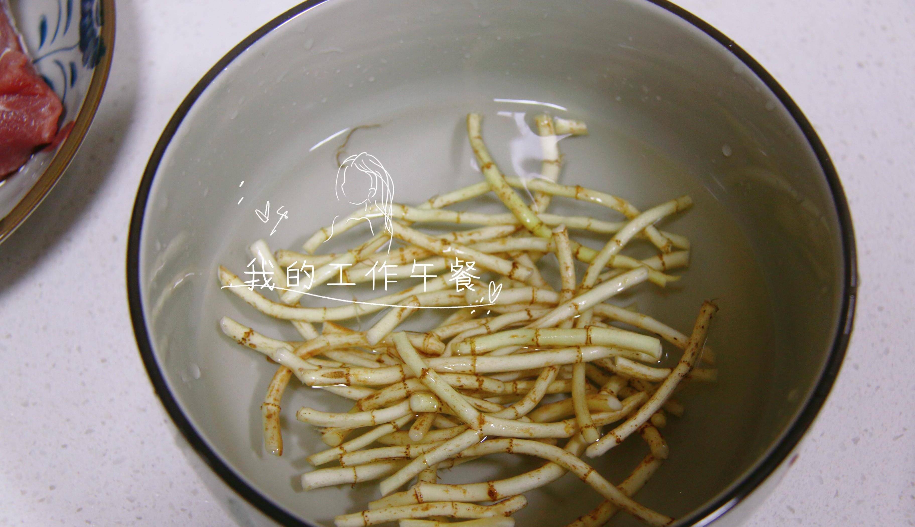 冬天干燥,我家最爱喝这汤,败火气又清咽润嗓,连喝3碗都不腻_鱼腥草