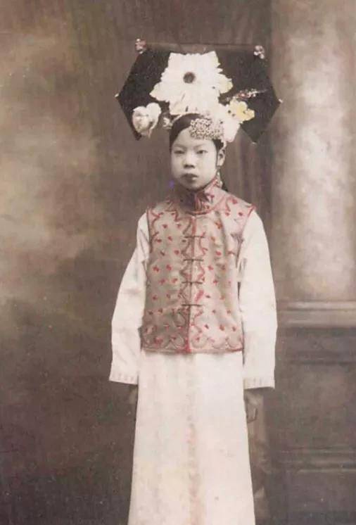 文珊:末代皇妃文绣与溥仪成功离婚的幕后帮手,凭一招搞定全局!