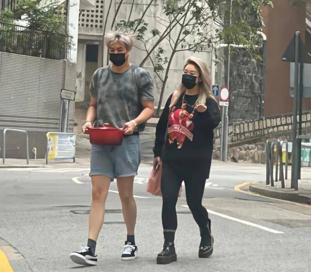 对方是普通发型师,网友担心是为钱接近她_沈殿霞_男友_林宝