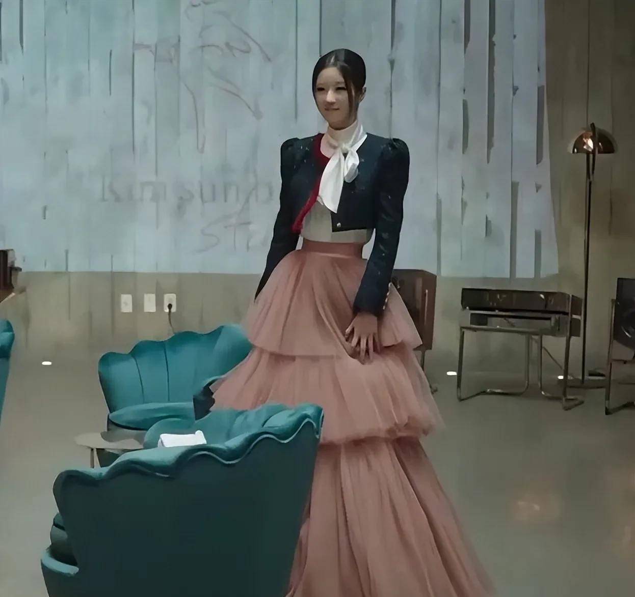 徐睿知这套造型有一种胜利者的姿态,她的五官和气质已经完全可以撑起