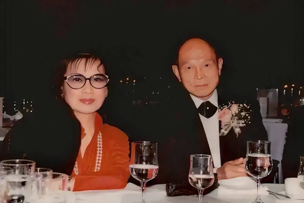 冯坚妮:离异带娃仍能嫁给霍英东,被宠52年生2子,最后分到50亿_霍文