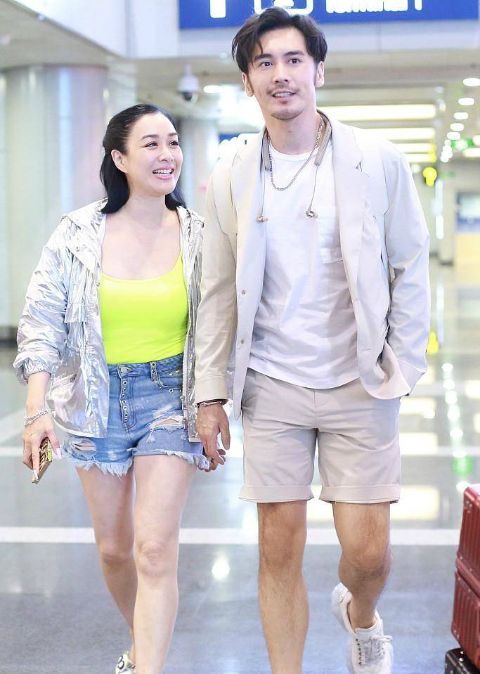 钟丽缇:出镜落泪被质疑婚姻,52岁的她为了生四胎,究竟有多拼?