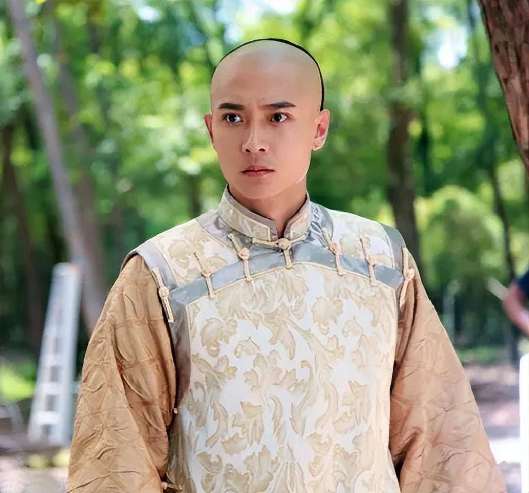 (张丹峰《深宫谍影》剧照)与洪欣结婚后,张丹峰引起了更多人的关注
