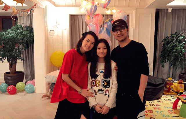 章子怡携小苹果逛街被偶遇,挽继女的手像姐妹,人群中气质出众_汪峰