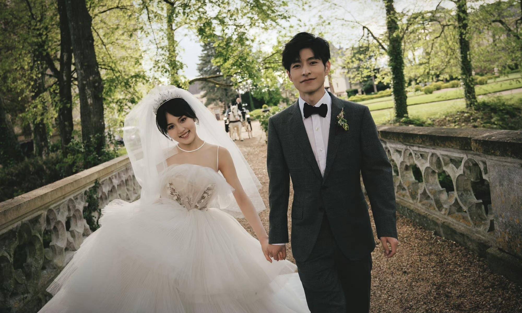 照片中,郭文韬与女佳佳(李炎梦饰)幸福地笑着,眼神真诚.