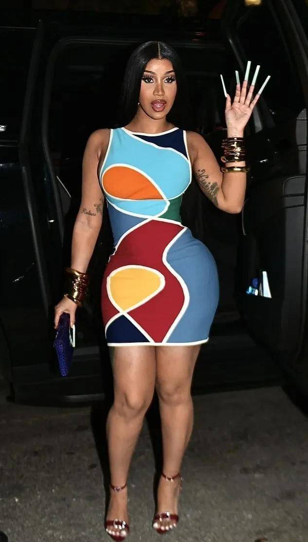 卡迪·b穿着性感的彩色几何图案迷你裙,展示了修长的白爪子指甲_时尚