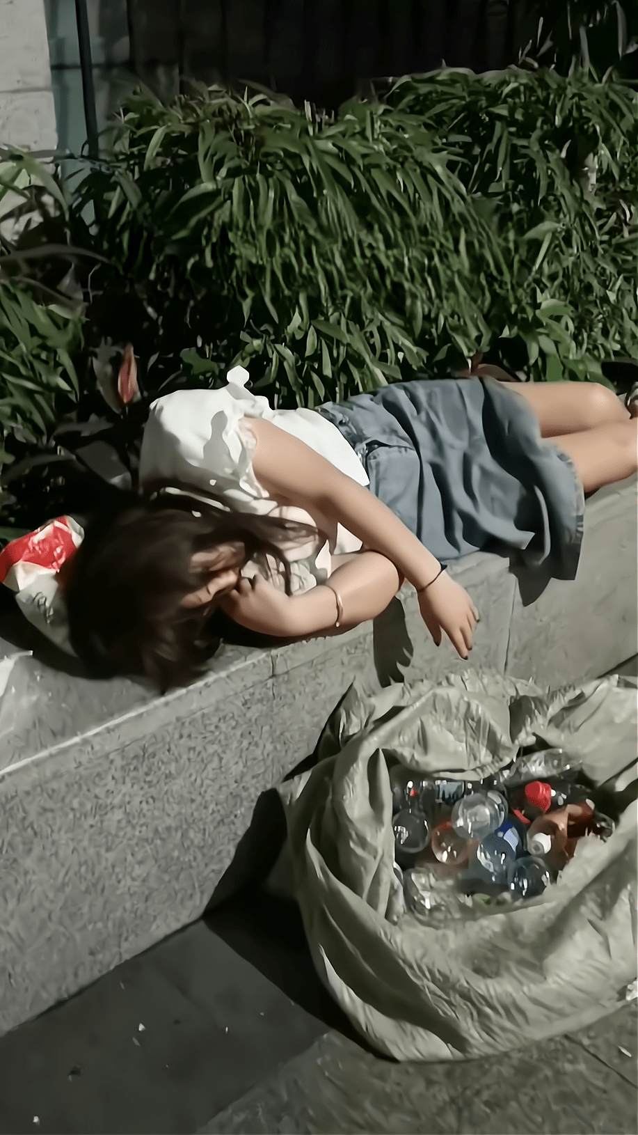 女子露宿街头,身边放着一袋塑料瓶,知情人:她以拾荒为生_工作_生活