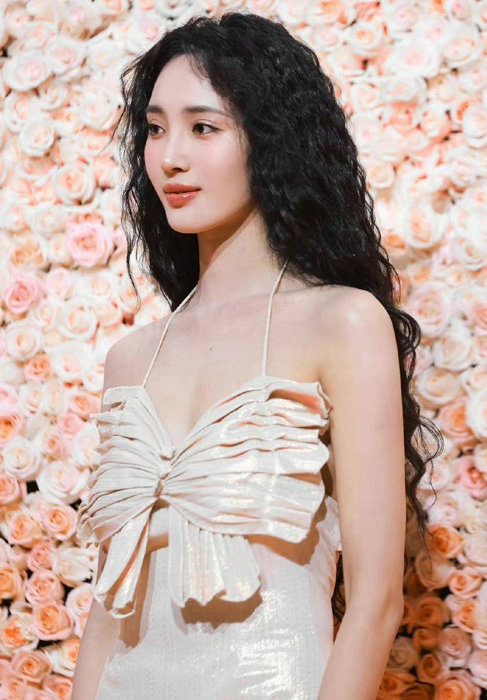 活动当天,王紫璇是一袭米白色长裙,配上蓬松的羊毛卷,真的是氛围感