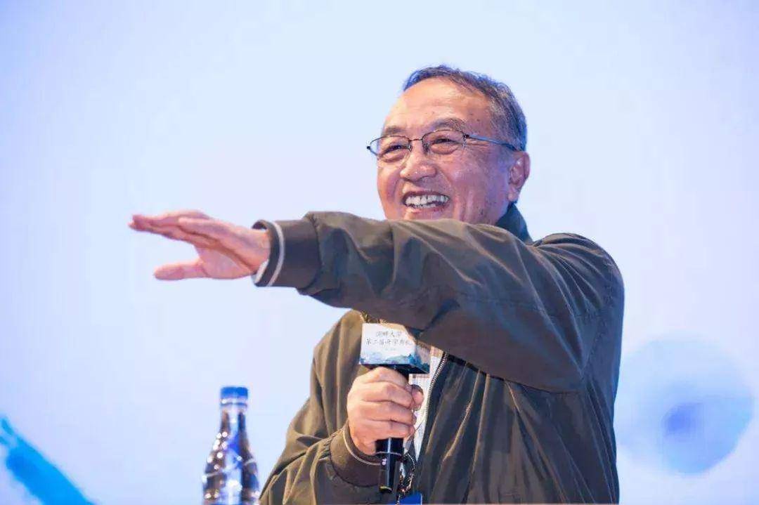 柳传志文|冯仑(微信公众号:风马牛)1刚认识老柳的时候,他留给我一个很