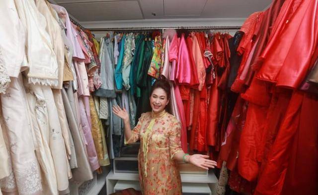 尽管王玉环已经60多岁了,但他没有任何年岁的痕迹.