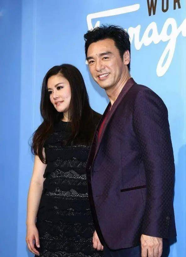 钟镇涛二婚老婆罕见亮相,穿蕾丝裙美艳不输前妻章小蕙_小黑_黑色_服饰