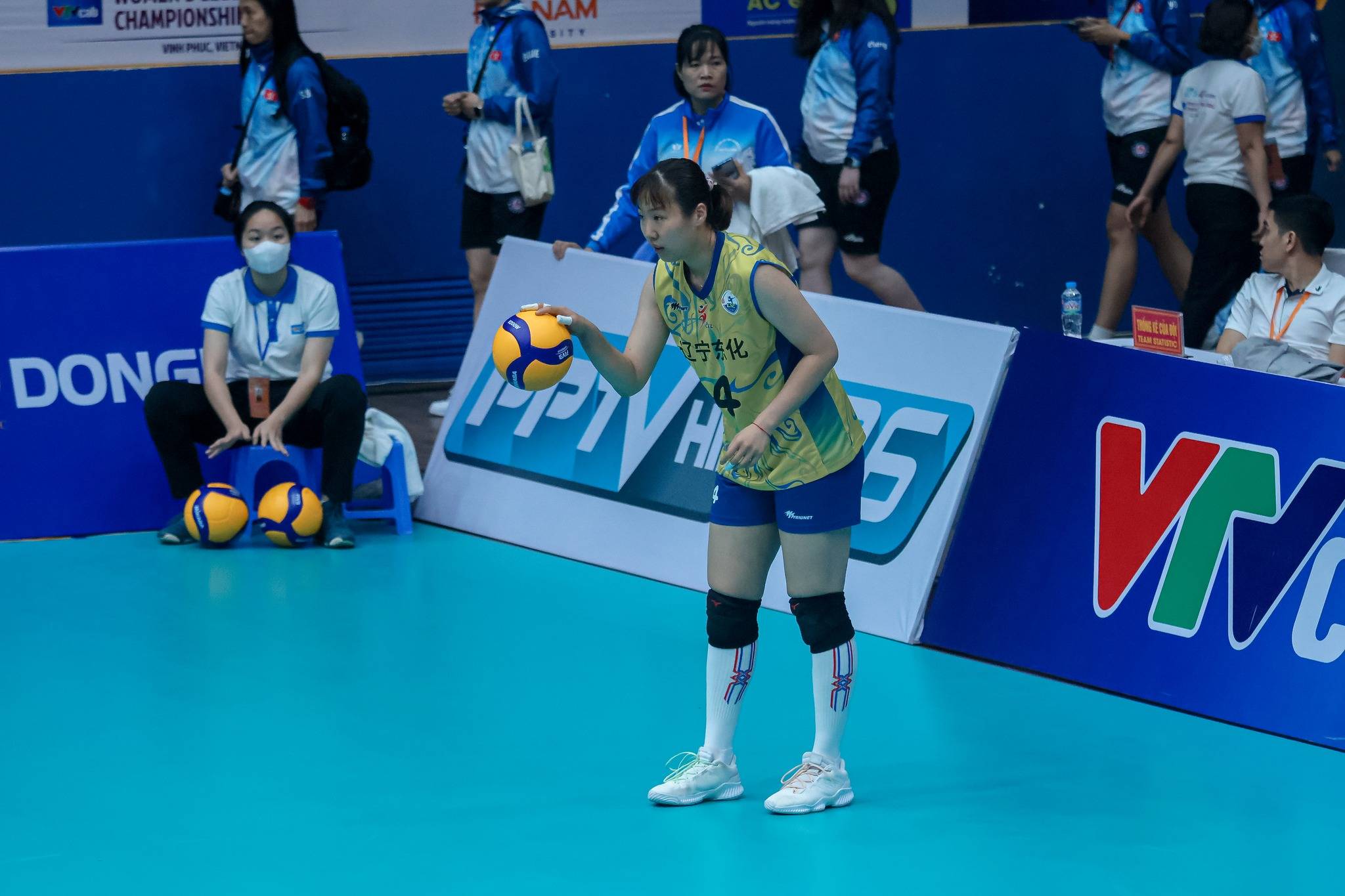 好在教练组意识到犯错,赶紧换上了孙雨晴,孙美女也用一个背飞,一个滚