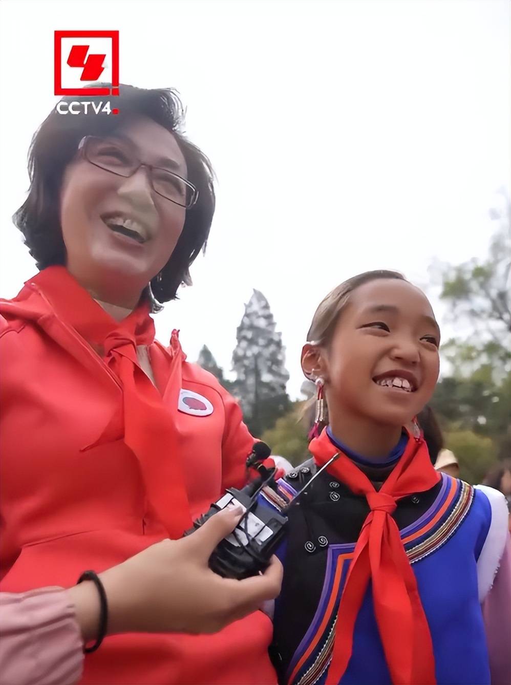 新闻联播:老将再出山,退居二线后海霞和郭志坚在五一小长假出镜_小