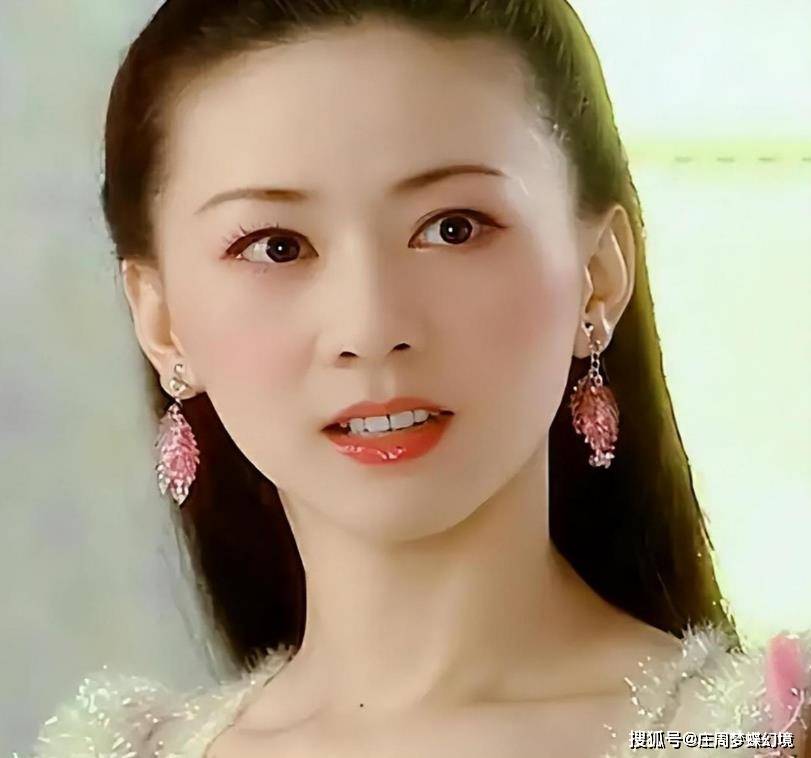 从舞蹈学院毕业之后,汤加丽凭借自己姣好的容貌,受到了很多导演的赏识