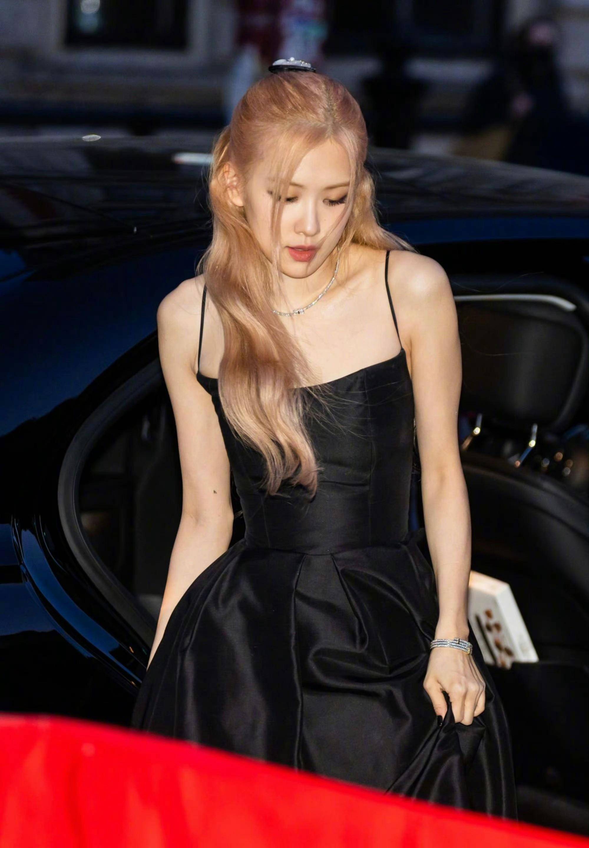 朴彩英现身纽约上演"背影杀",黑色吊带裙优雅大气_活动_魅力_身材